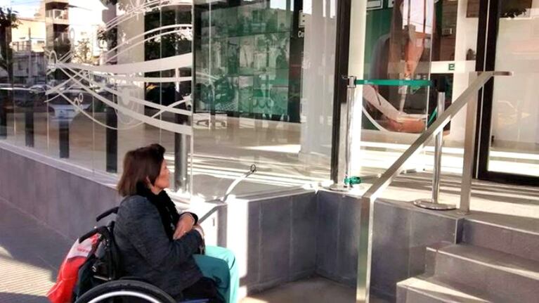 A la mujer tuvieron que atenderla afuera.