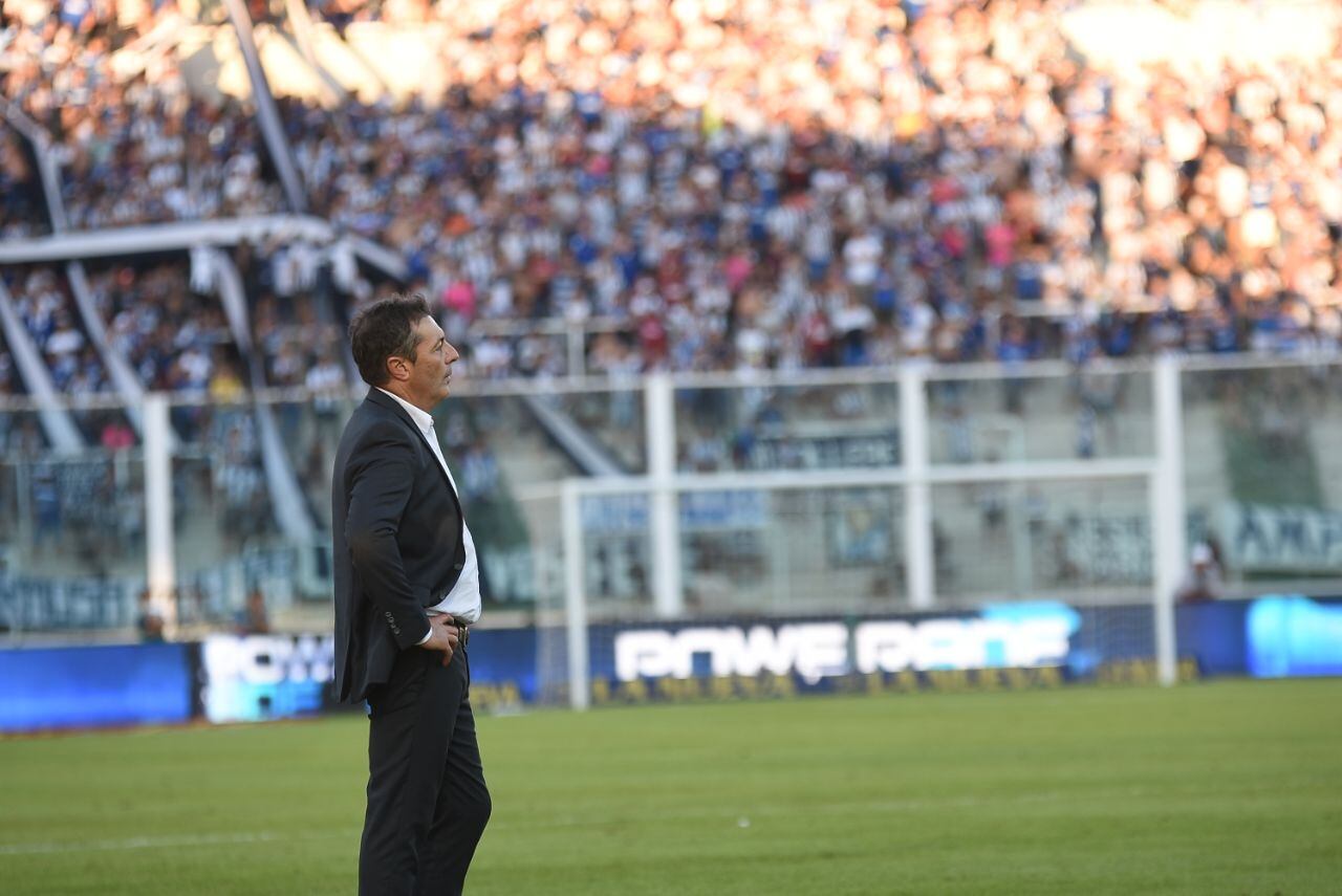 A la T no le salió una en un partido que se demoró por la lluvia. Foto: Lucio Casalla / ElDoce.tv