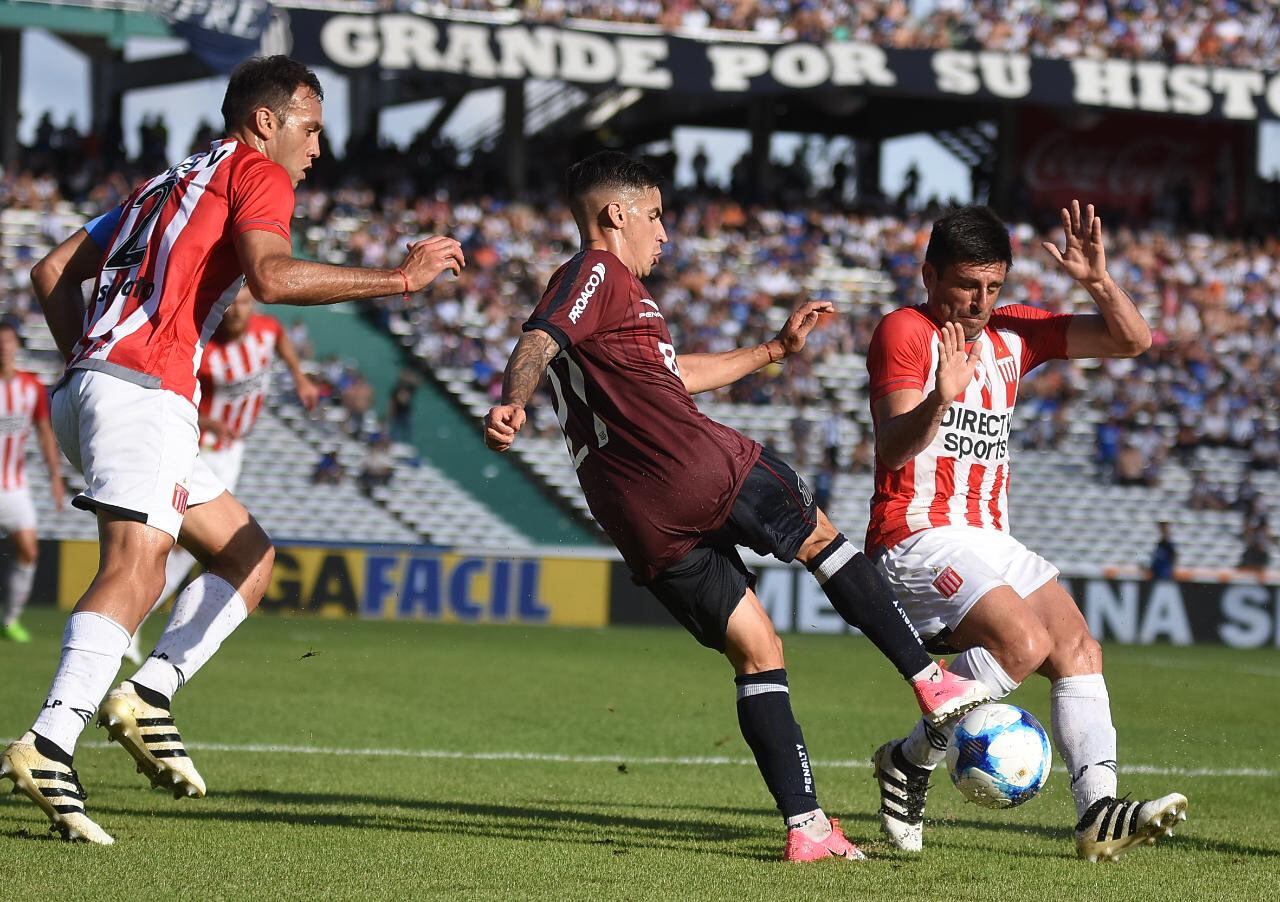 A la T no le salió una en un partido que se demoró por la lluvia. Foto: Lucio Casalla / ElDoce.tv