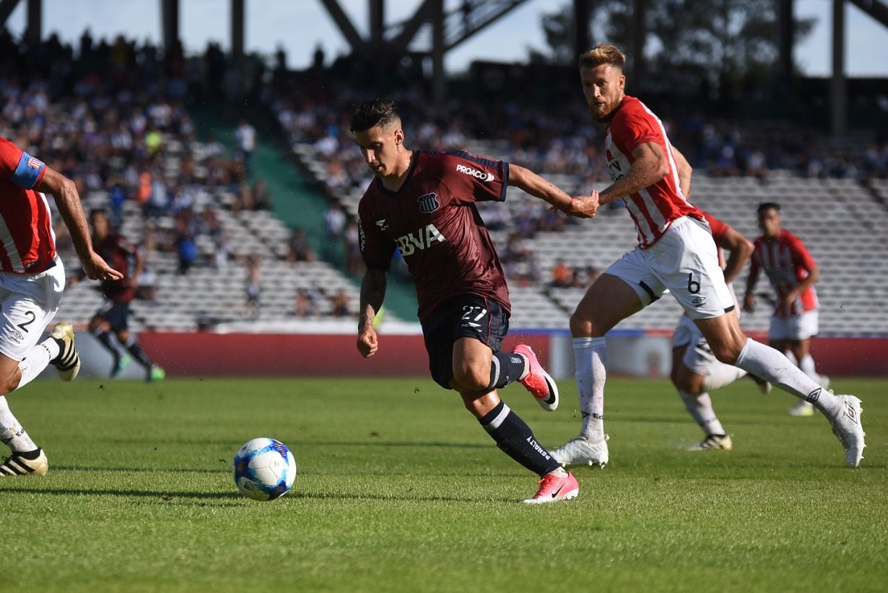 A la T no le salió una en un partido que se demoró por la lluvia. Foto: Lucio Casalla / ElDoce.tv