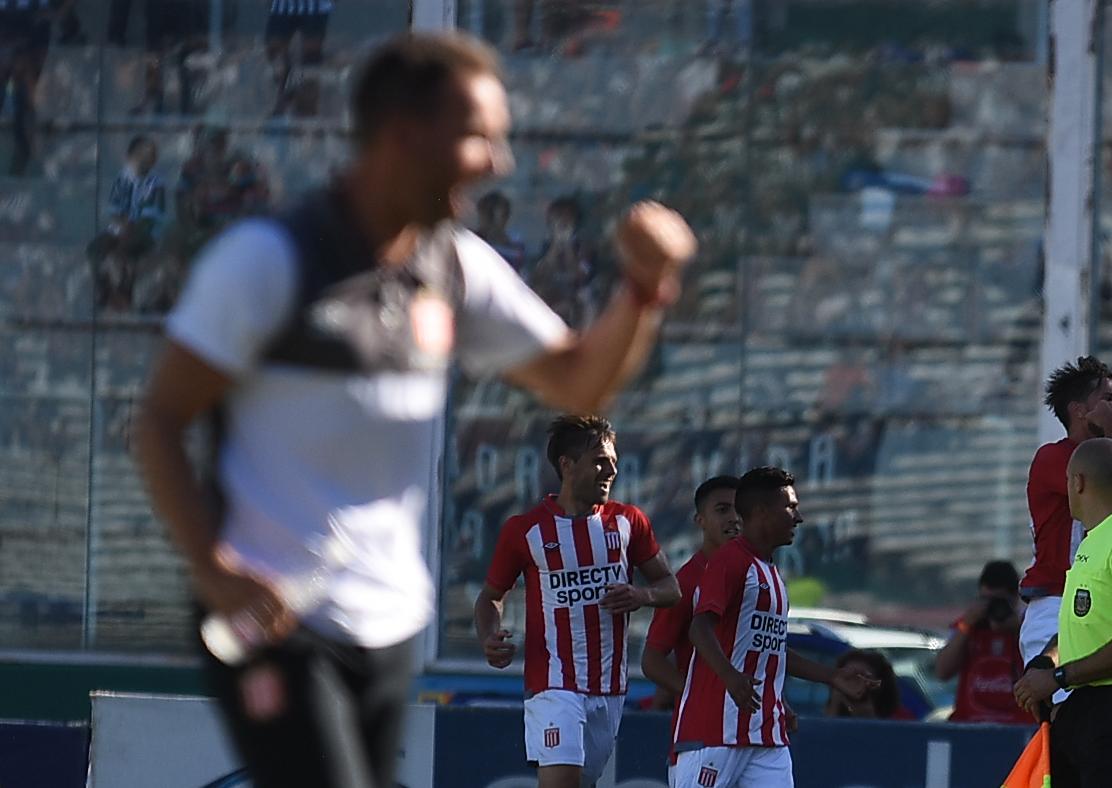 A la T no le salió una en un partido que se demoró por la lluvia. Foto: Lucio Casalla / ElDoce.tv