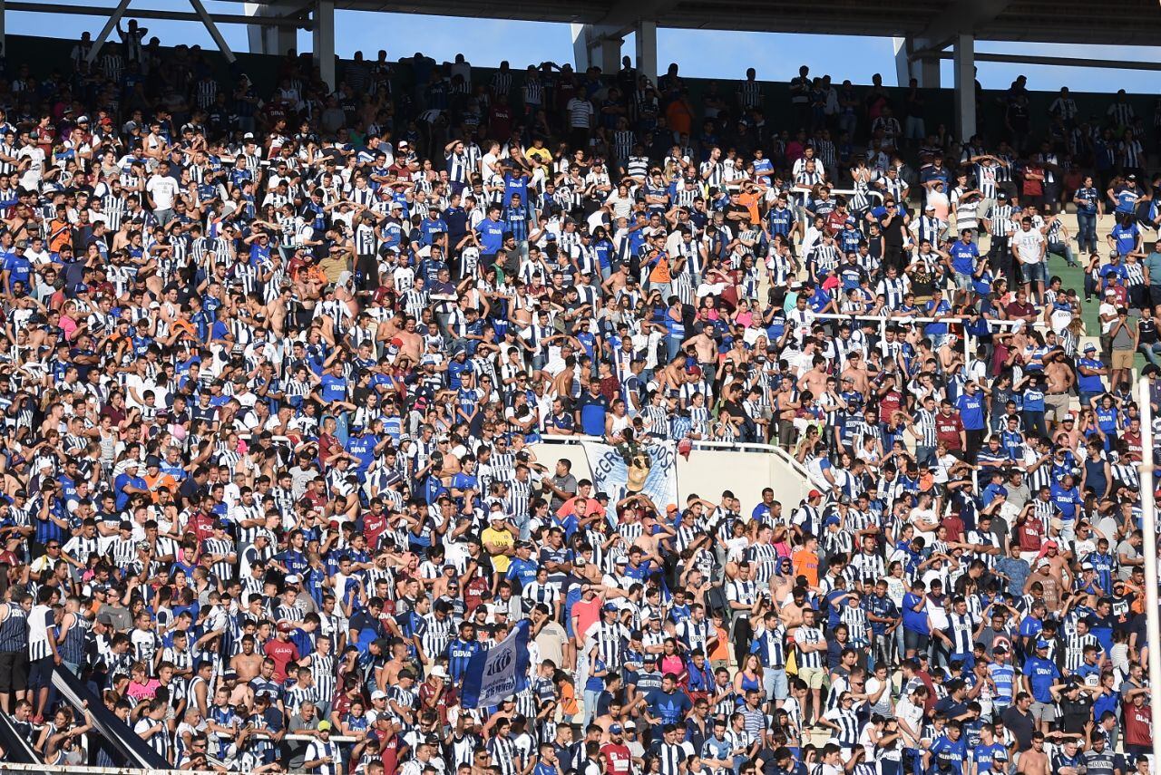 A la T no le salió una en un partido que se demoró por la lluvia. Foto: Lucio Casalla / ElDoce.tv