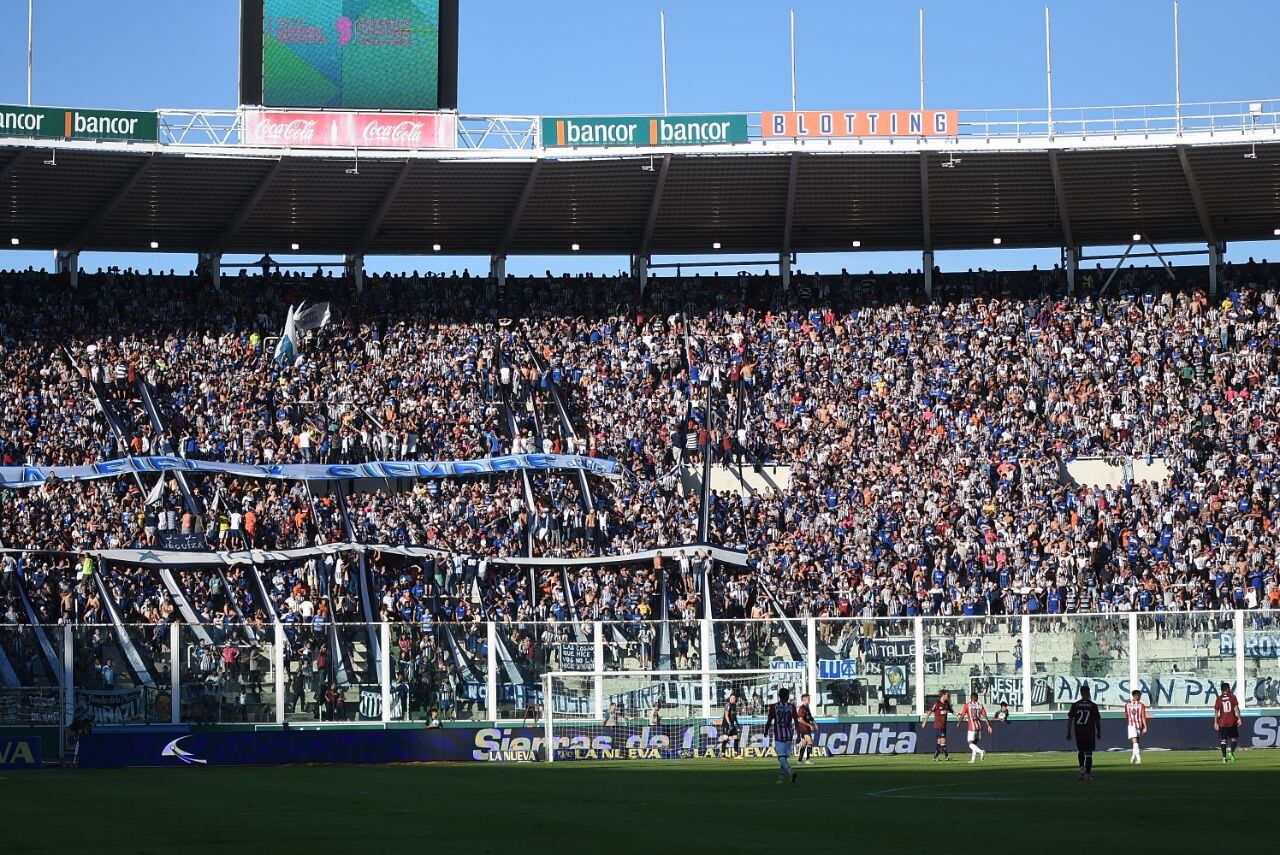 A la T no le salió una en un partido que se demoró por la lluvia. Foto: Lucio Casalla / ElDoce.tv