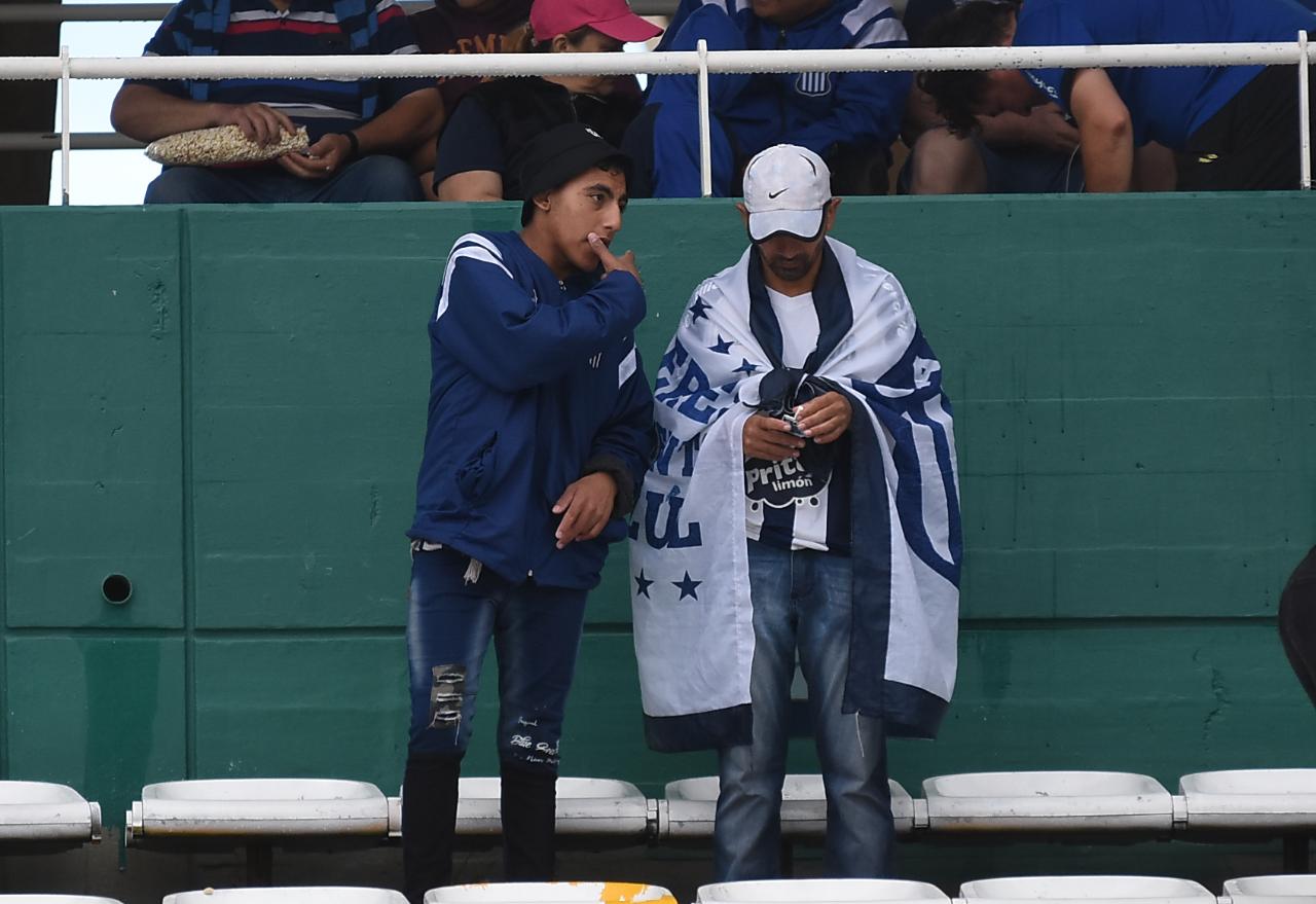 A la T no le salió una en un partido que se demoró por la lluvia. Foto: Lucio Casalla / ElDoce.tv