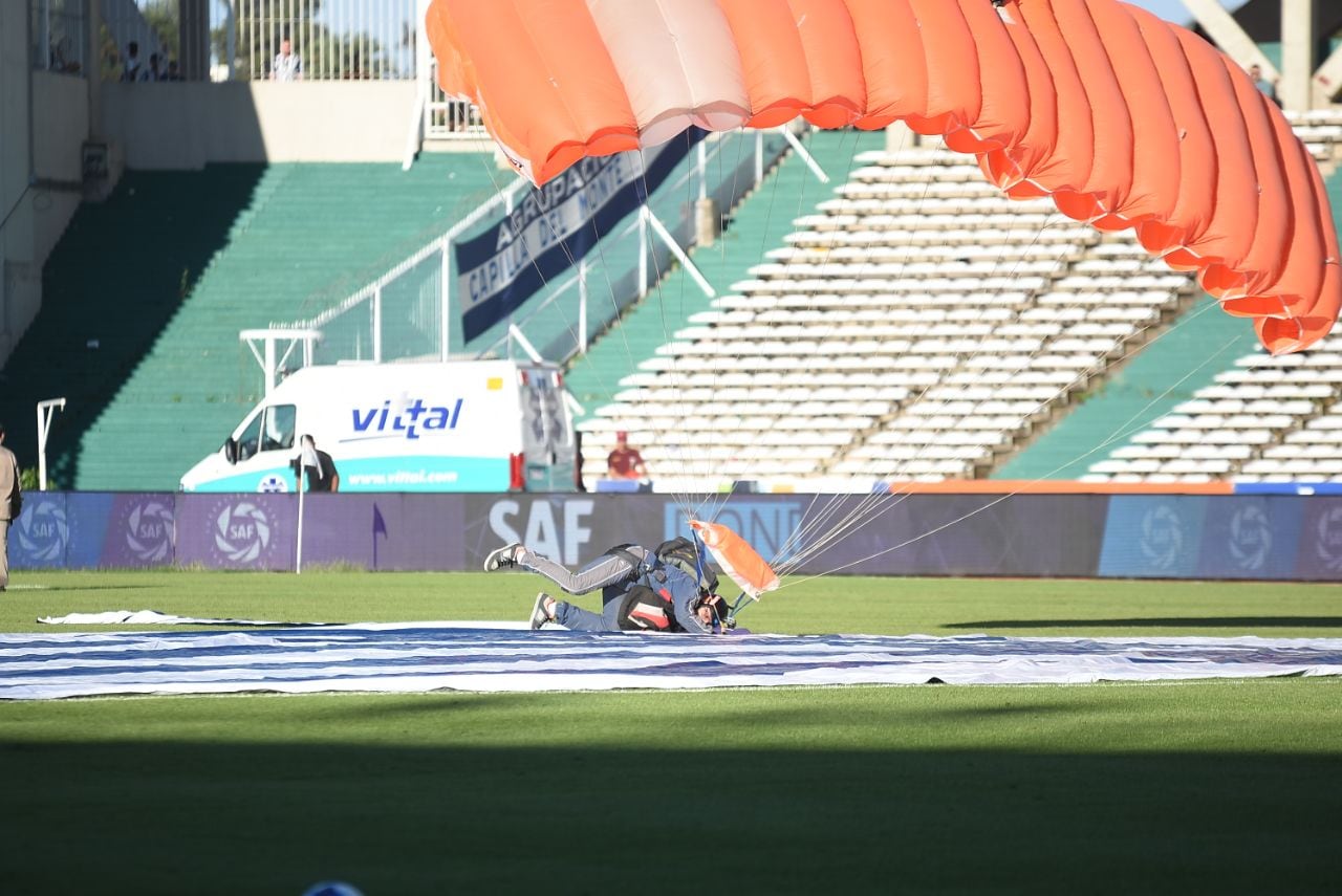 A la T no le salió una en un partido que se demoró por la lluvia. Foto: Lucio Casalla / ElDoce.tv