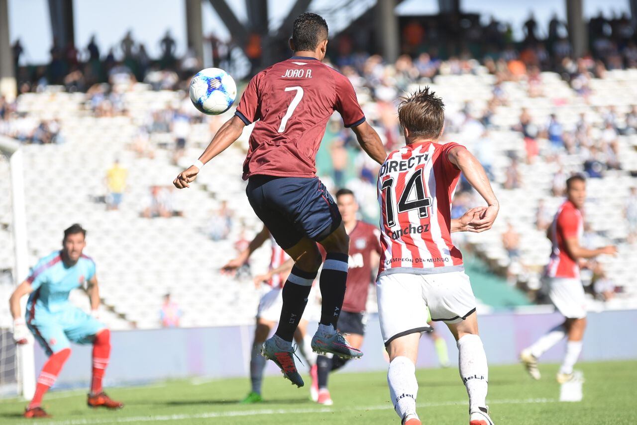 A la T no le salió una en un partido que se demoró por la lluvia. Foto: Lucio Casalla / ElDoce.tv