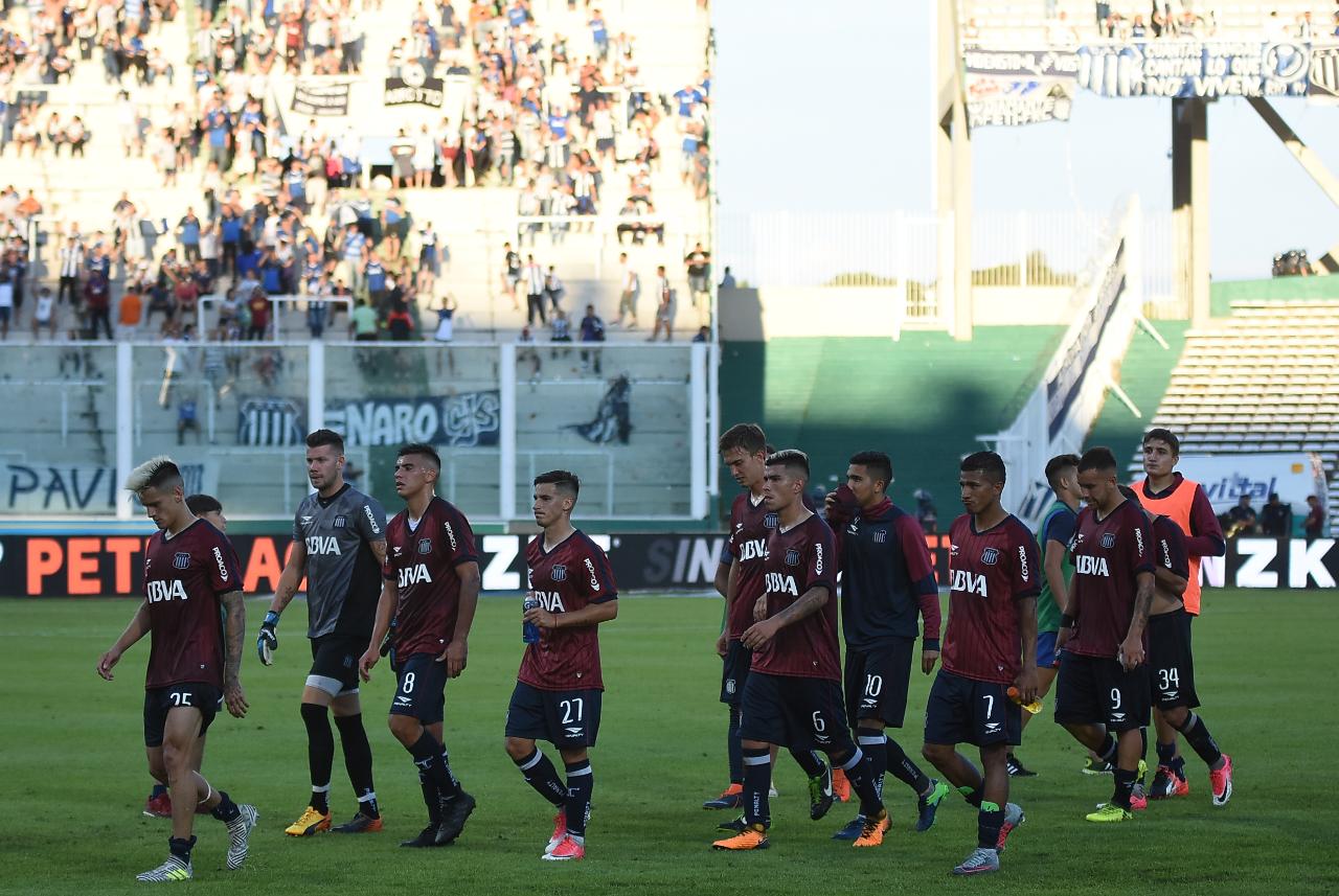 A la T no le salió una en un partido que se demoró por la lluvia. Foto: Lucio Casalla / ElDoce.tv