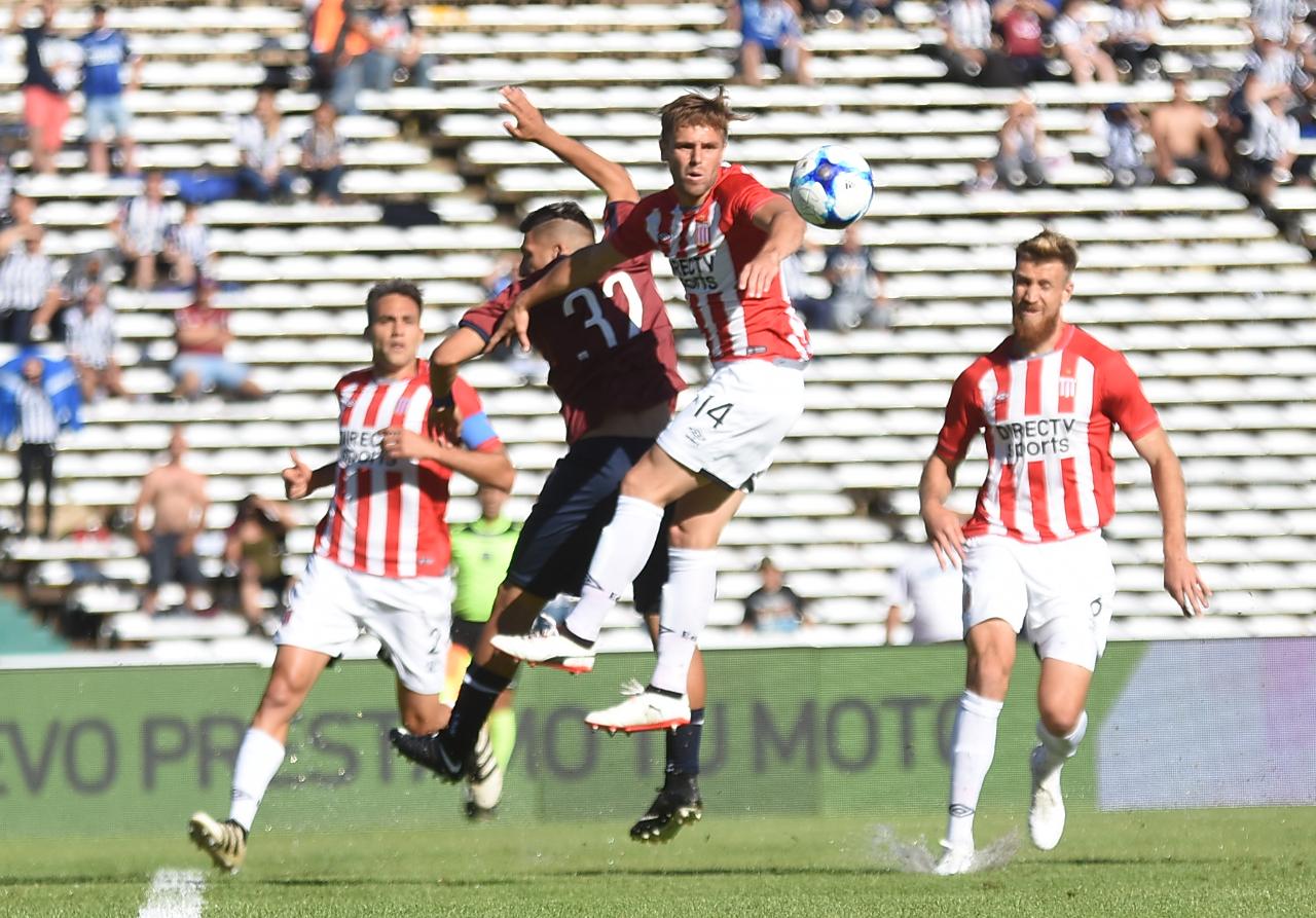 A la T no le salió una en un partido que se demoró por la lluvia. Foto: Lucio Casalla / ElDoce.tv