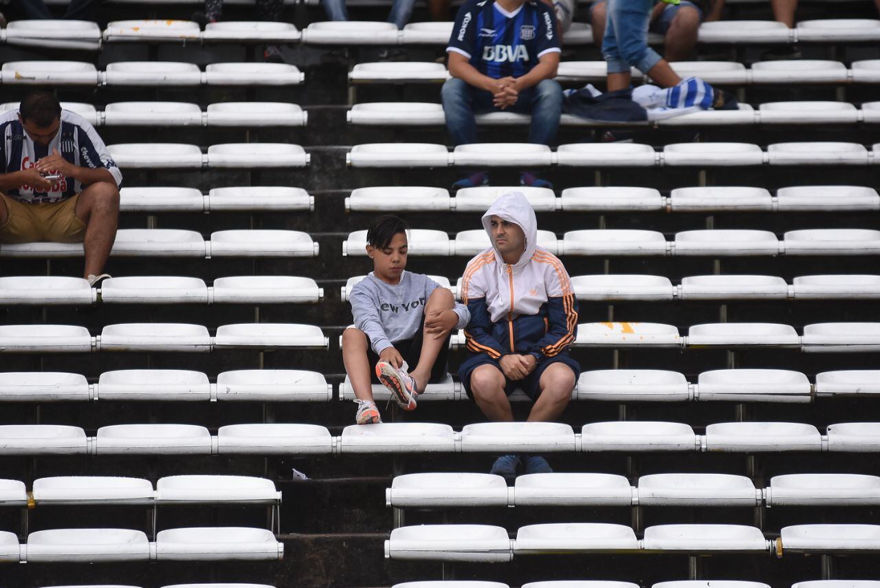 A la T no le salió una en un partido que se demoró por la lluvia. Foto: Lucio Casalla / ElDoce.tv