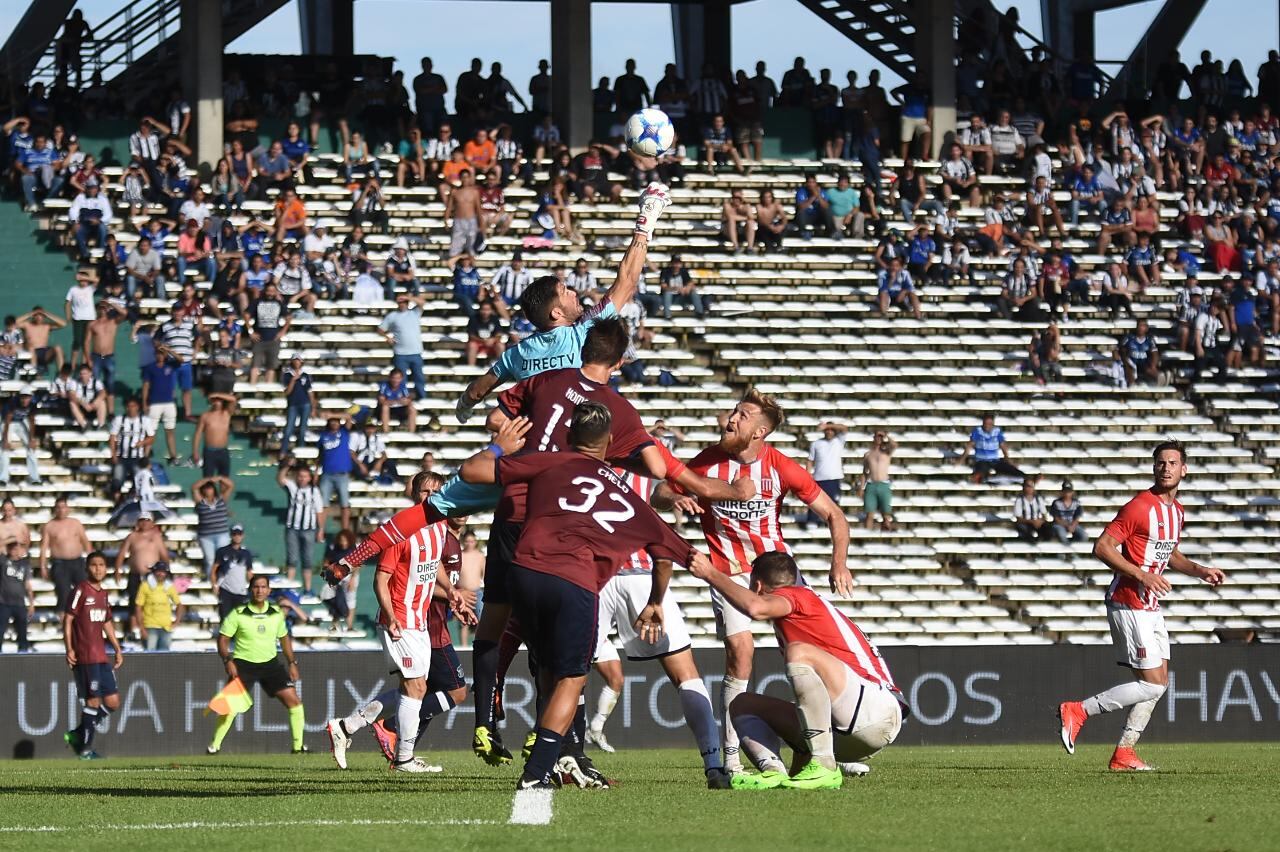 A la T no le salió una en un partido que se demoró por la lluvia. Foto: Lucio Casalla / ElDoce.tv