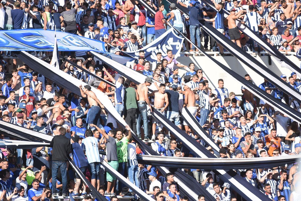 A la T no le salió una en un partido que se demoró por la lluvia. Foto: Lucio Casalla / ElDoce.tv