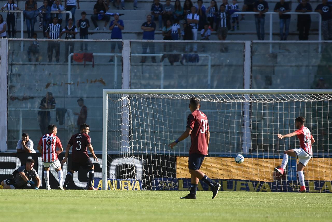 A la T no le salió una en un partido que se demoró por la lluvia. Foto: Lucio Casalla / ElDoce.tv