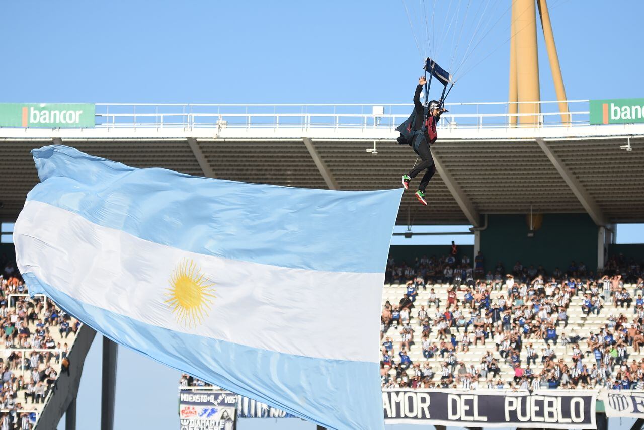 A la T no le salió una en un partido que se demoró por la lluvia. Foto: Lucio Casalla / ElDoce.tv