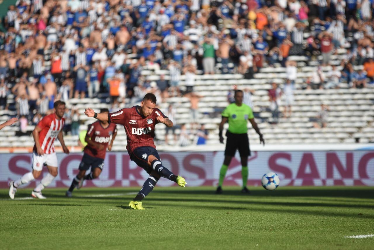 A la T no le salió una en un partido que se demoró por la lluvia. Foto: Lucio Casalla / ElDoce.tv