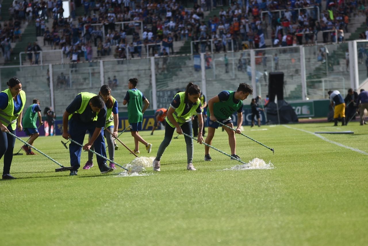 A la T no le salió una en un partido que se demoró por la lluvia. Foto: Lucio Casalla / ElDoce.tv