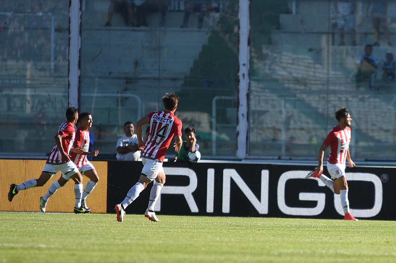 A la T no le salió una en un partido que se demoró por la lluvia. Foto: Lucio Casalla / ElDoce.tv