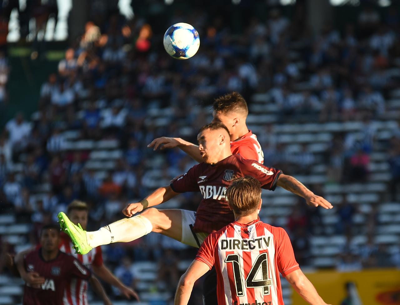 A la T no le salió una en un partido que se demoró por la lluvia. Foto: Lucio Casalla / ElDoce.tv