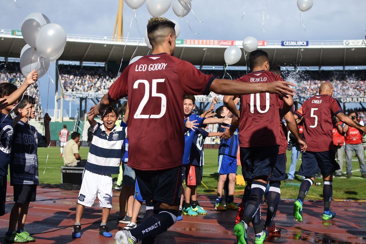 A la T no le salió una en un partido que se demoró por la lluvia. Foto: Lucio Casalla / ElDoce.tv