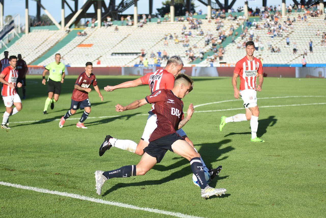 A la T no le salió una en un partido que se demoró por la lluvia. Foto: Lucio Casalla / ElDoce.tv