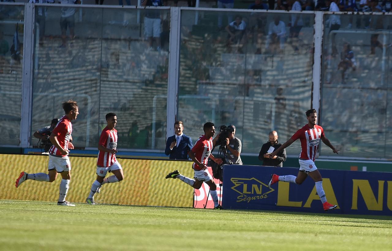 A la T no le salió una en un partido que se demoró por la lluvia. Foto: Lucio Casalla / ElDoce.tv