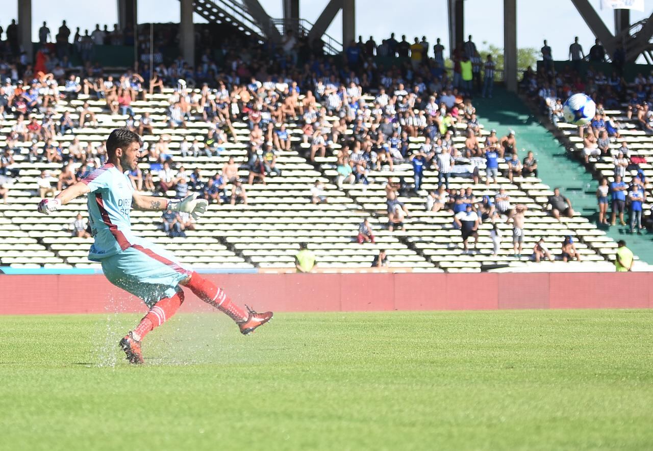 A la T no le salió una en un partido que se demoró por la lluvia. Foto: Lucio Casalla / ElDoce.tv