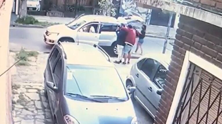 A las cuadras la policía encontró el auto.