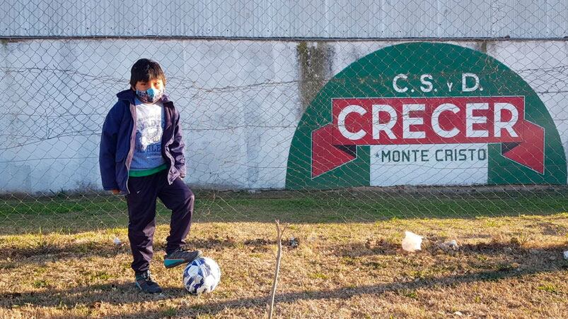A Leo no le importa la distancia: él solo quiere jugar al fútbol. / Foto: El Doce