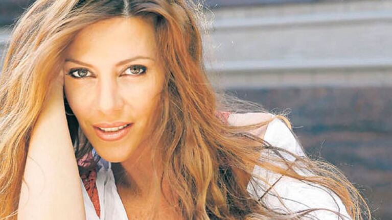 A los 46 años , Mónica Ayos está espléndida.