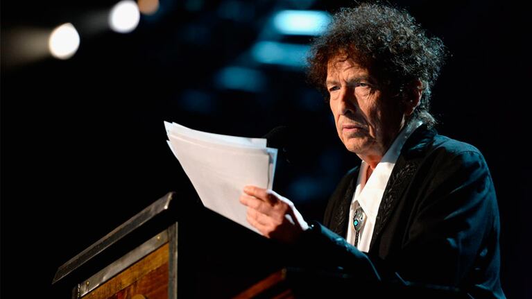 A los 75 años, Bob Dylan recibió el Nobel.