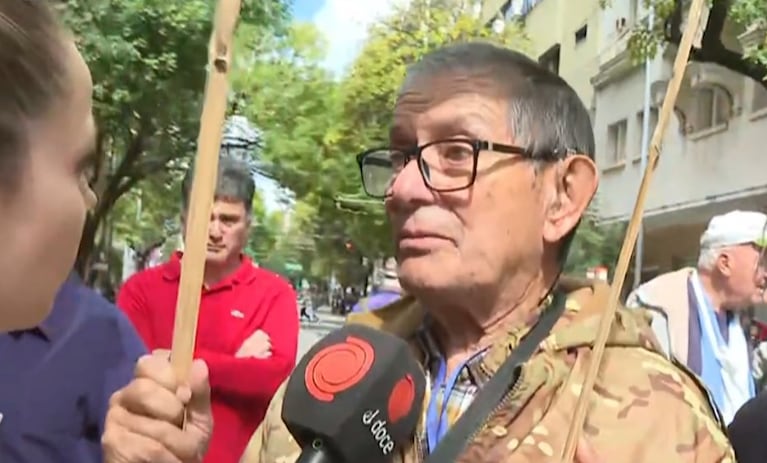 A los 82 años, sigue trabajando para poder sobrevivir.