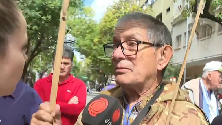 A los 82 años, sigue trabajando para poder sobrevivir.
