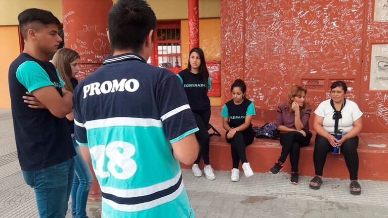 A los chicos de sexto año les robaron el dinero y la ilusión.