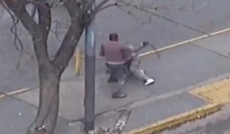 A los cintazos contra dos naranjitas que le quisieron cobrar por estacionar.