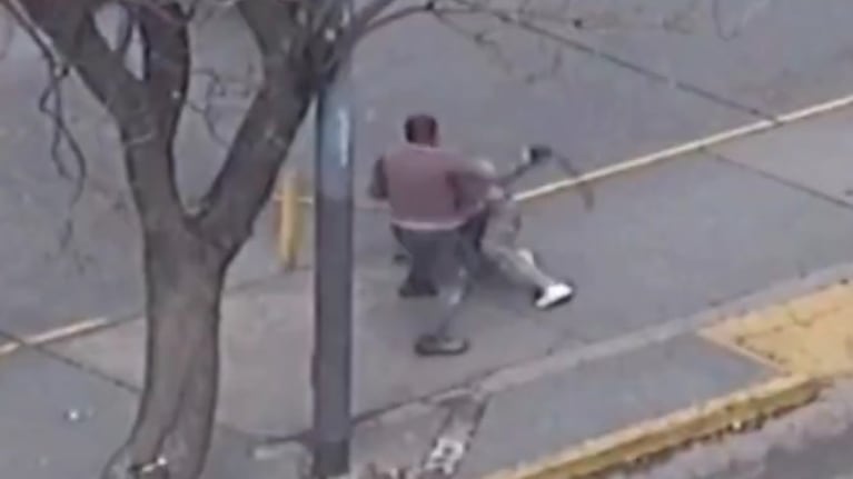 A los cintazos contra dos naranjitas que le quisieron cobrar por estacionar.