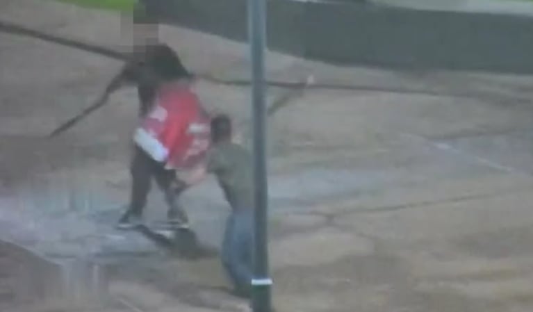 A machetazos y lanzazos frente a todos los vecinos.