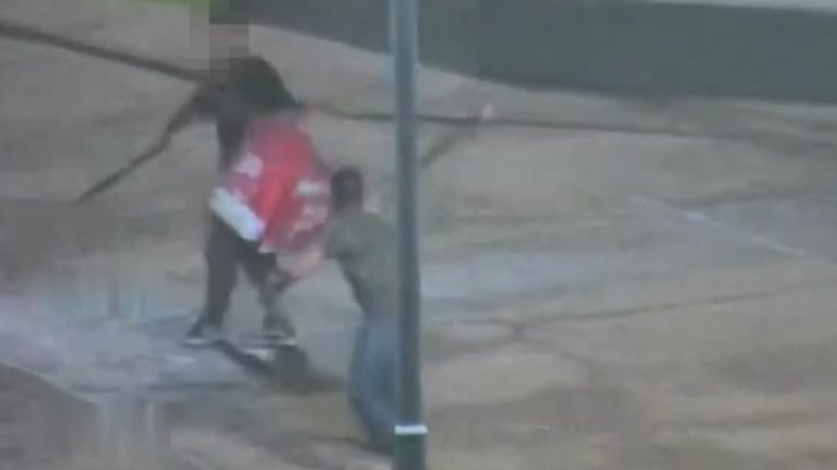 A machetazos y lanzazos frente a todos los vecinos.