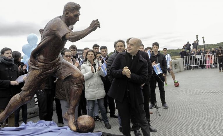 A Messi le cortaron las piernas: destrozaron su estatua