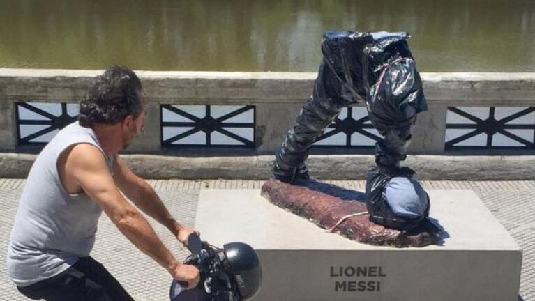 A Messi le cortaron las piernas: destrozaron su estatua