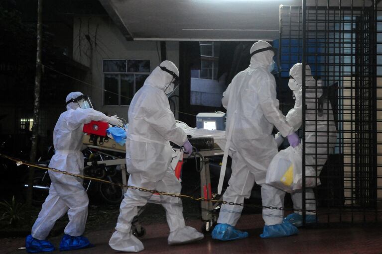 A patient, who according to medics is suffering from Nipah infection, is shifted to an ICU of Nipah isolation ward in Kozhikode Medical College in Kozhikode district in the southern state of Kerala, India, July 20, 2024. REUTERS/CK Thanseer