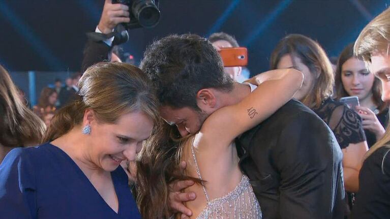 A pesar de este abrazo, ambos estuvieron incómodos gran parte de la noche.