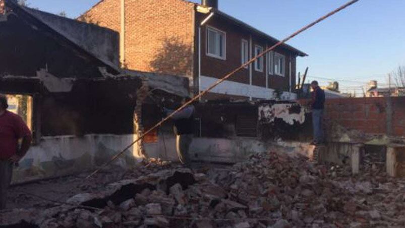 A pesar del esfuerzo de los bomberos, la casa terminó completamente destruida. 