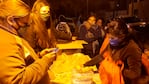 A pesar del frío, la gente hace cola para recibir su alimento. Foto: Julieta Pelayo/ElDoce.