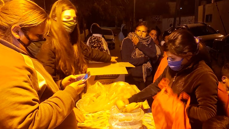 A pesar del frío, la gente hace cola para recibir su alimento. Foto: Julieta Pelayo/ElDoce.