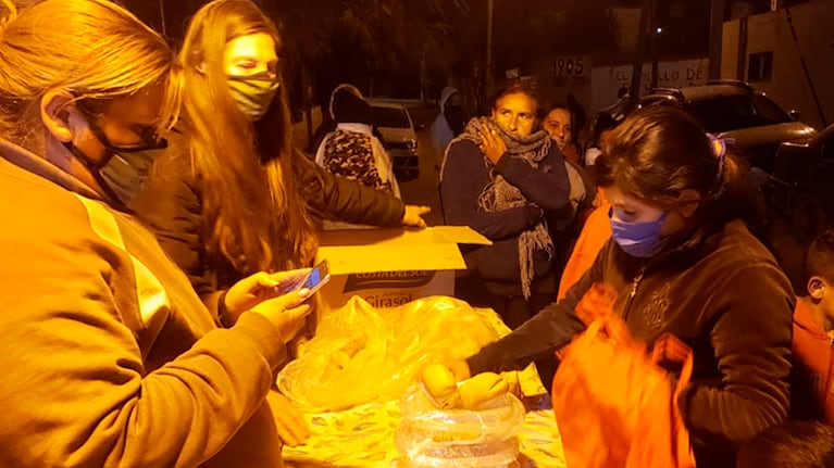 A pesar del frío, la gente hace cola para recibir su alimento. Foto: Julieta Pelayo/ElDoce.