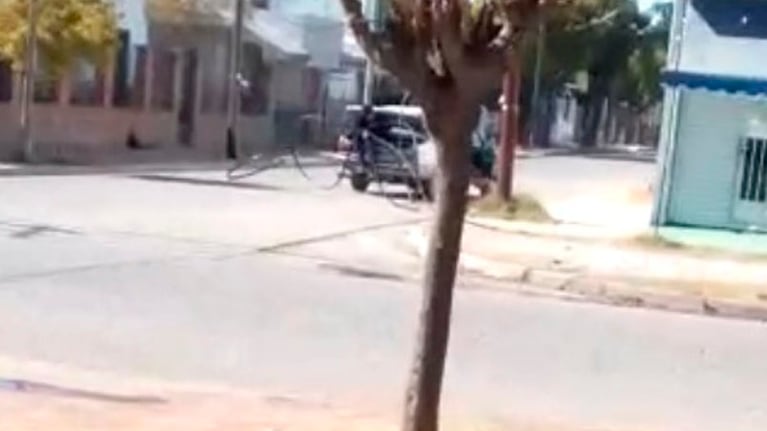 A plena luz del día, cargaron metros de cable en el baúl del auto.