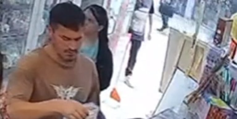 A pleno luz del día robó en un comercio del centro de Córdoba y quedó registrado por una cámara de seguridad.