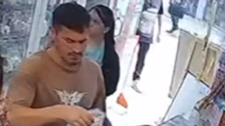A pleno luz del día robó en un comercio del centro de Córdoba y quedó registrado por una cámara de seguridad.