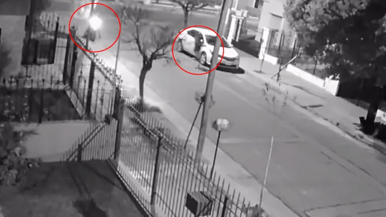 A punta de pistola, delincuentes robaron un auto en barrio Ayacucho.