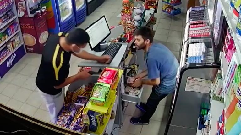 A punta de pistola, el delincuente se lleva el dinero de los comercios.