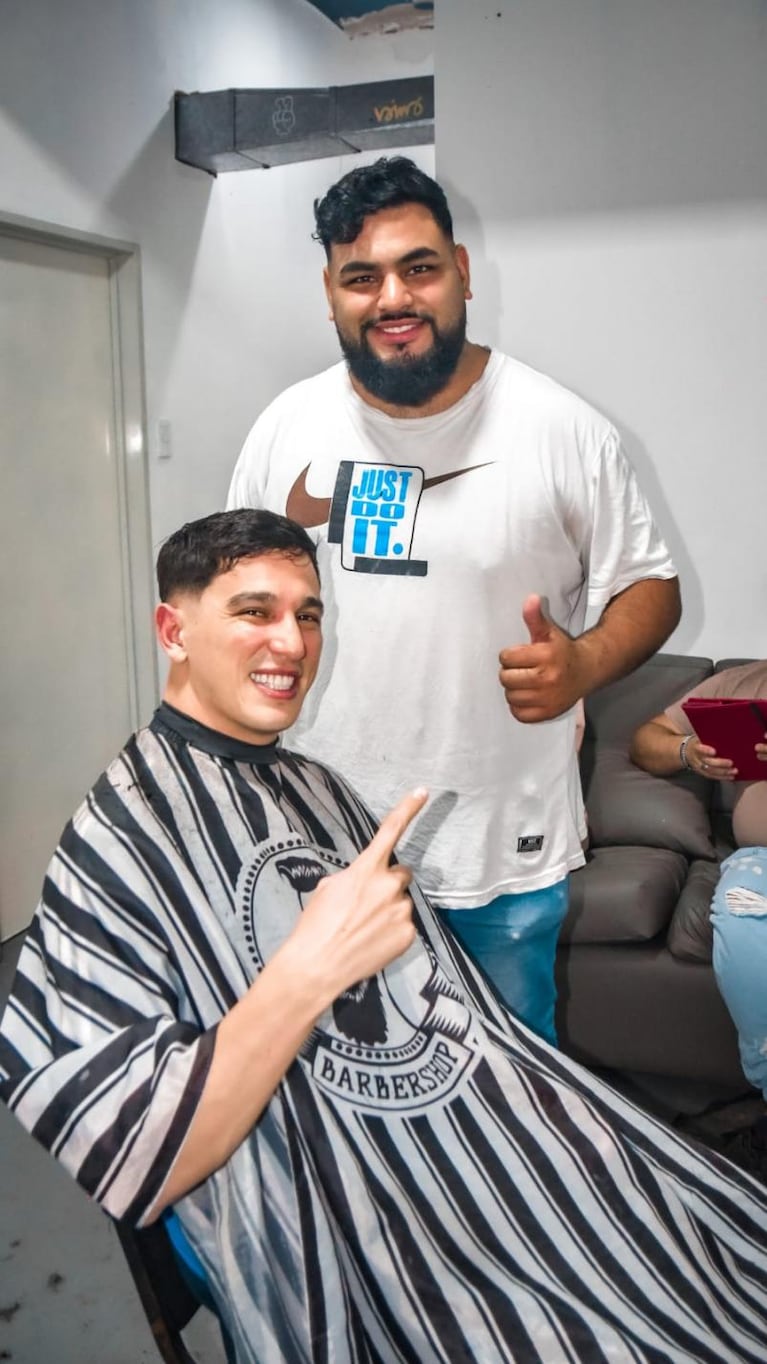 A punta de pistola, los encerraron en el baño de la barbería y les robaron